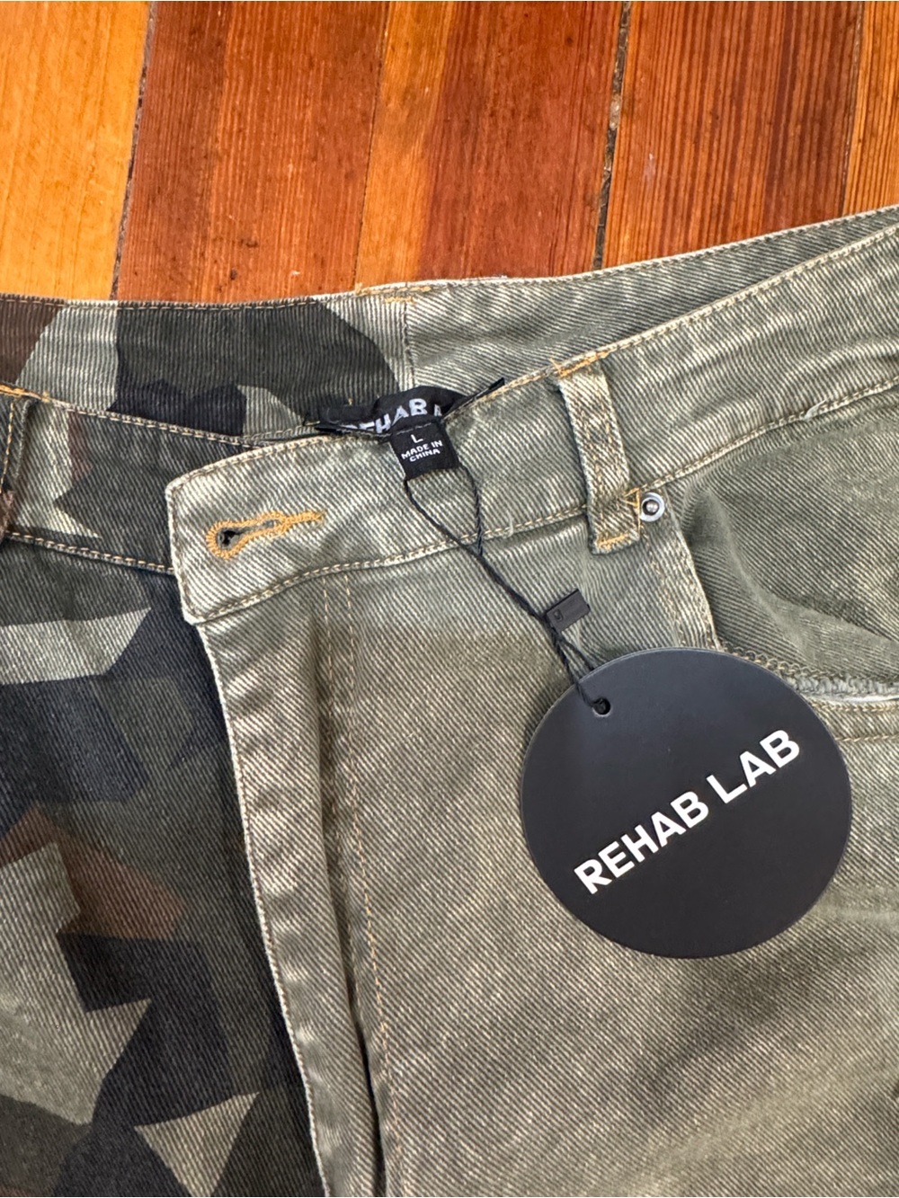 Rehab Two-Tone Camouflage Wide-Leg Cargo Jeans in Olive and Brown - Picture 2 of 3